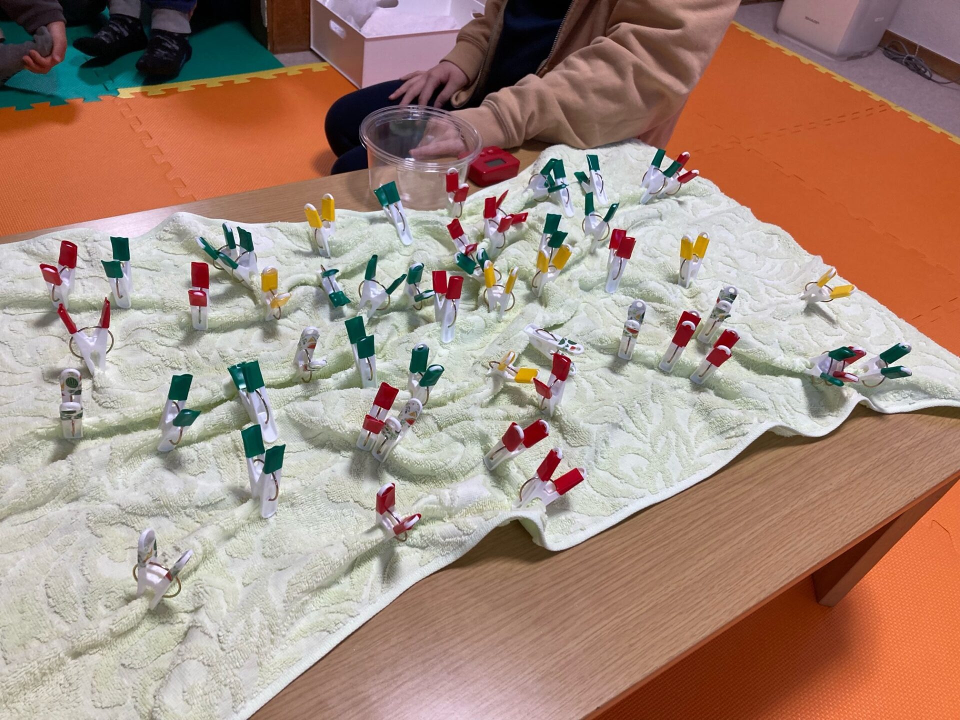 12月8日(金)  洗濯バサミ茶摘みゲーム