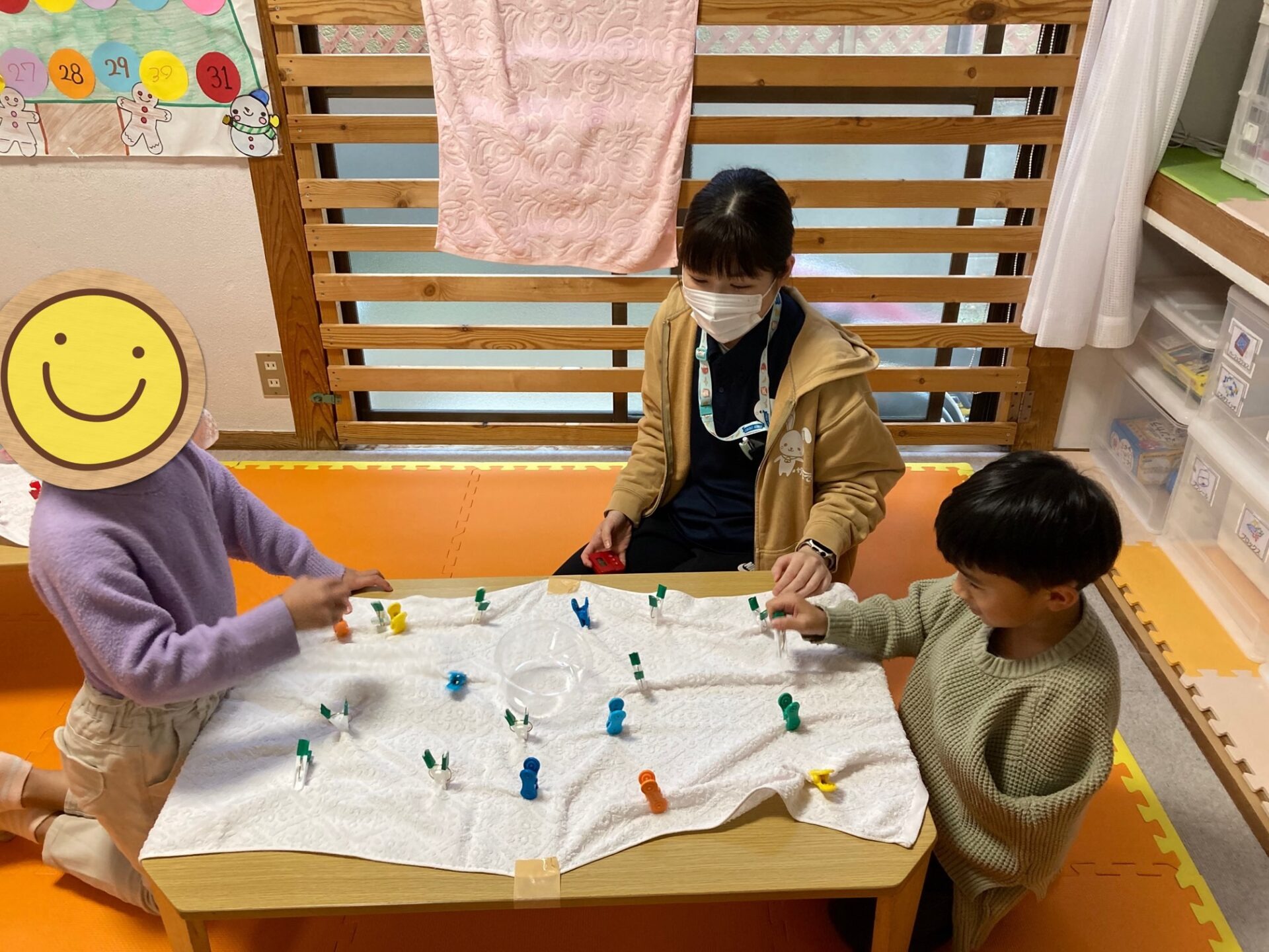 12月12日(火)  洗濯バサミ茶摘みゲーム