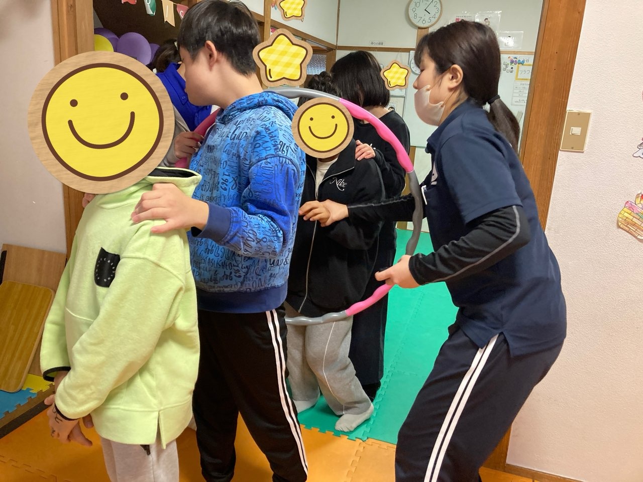 12月1日(月)  フラフープくぐり