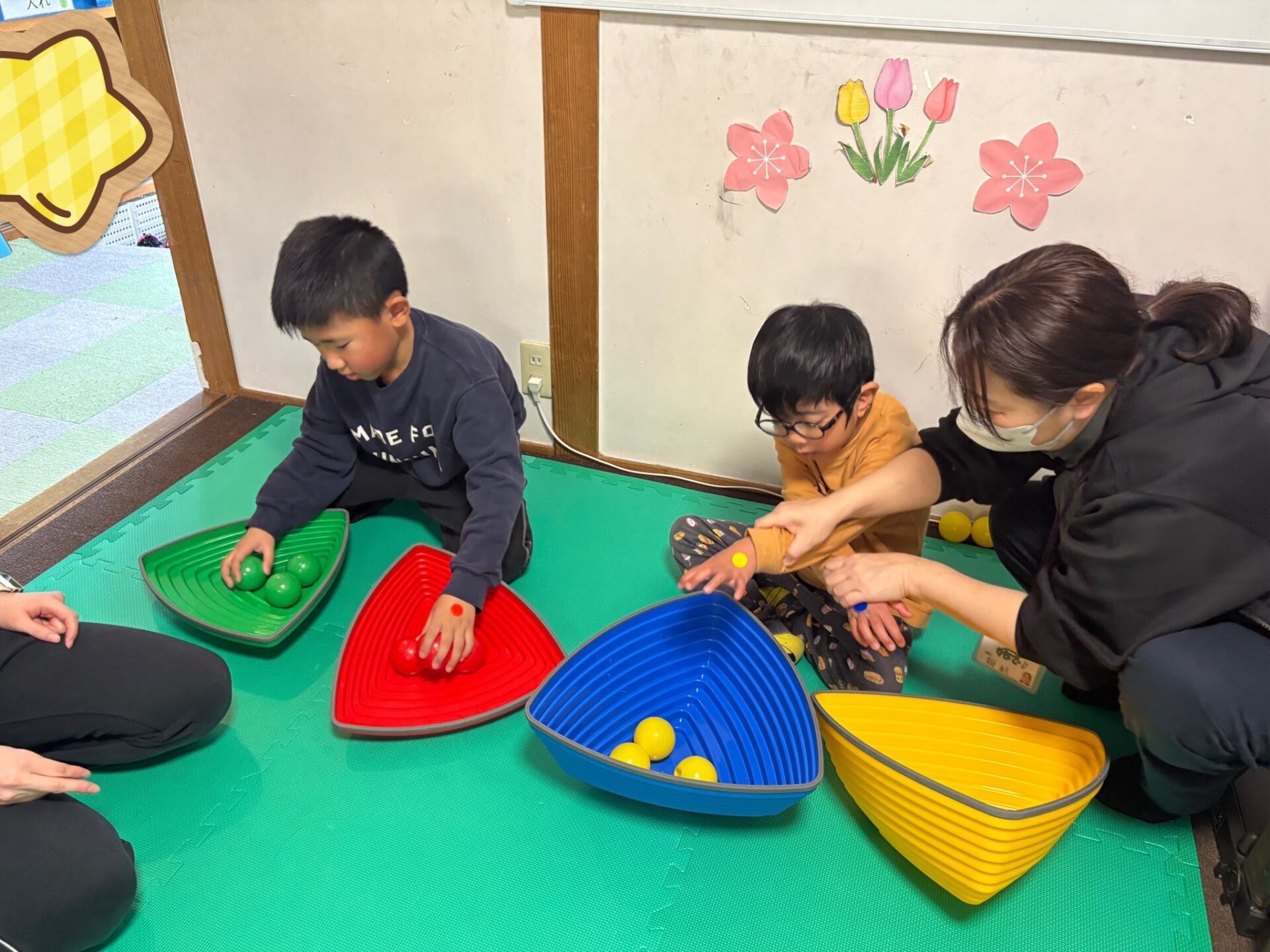 3月21日(金)  両手で色分けゲーム