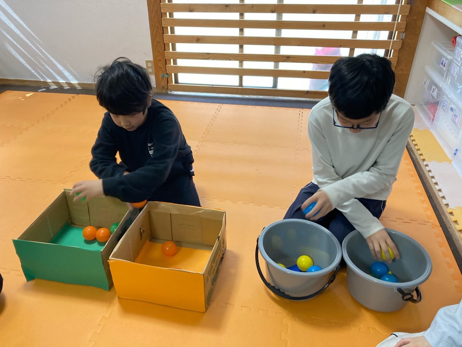 3月25日(火)  両手で色分けゲーム