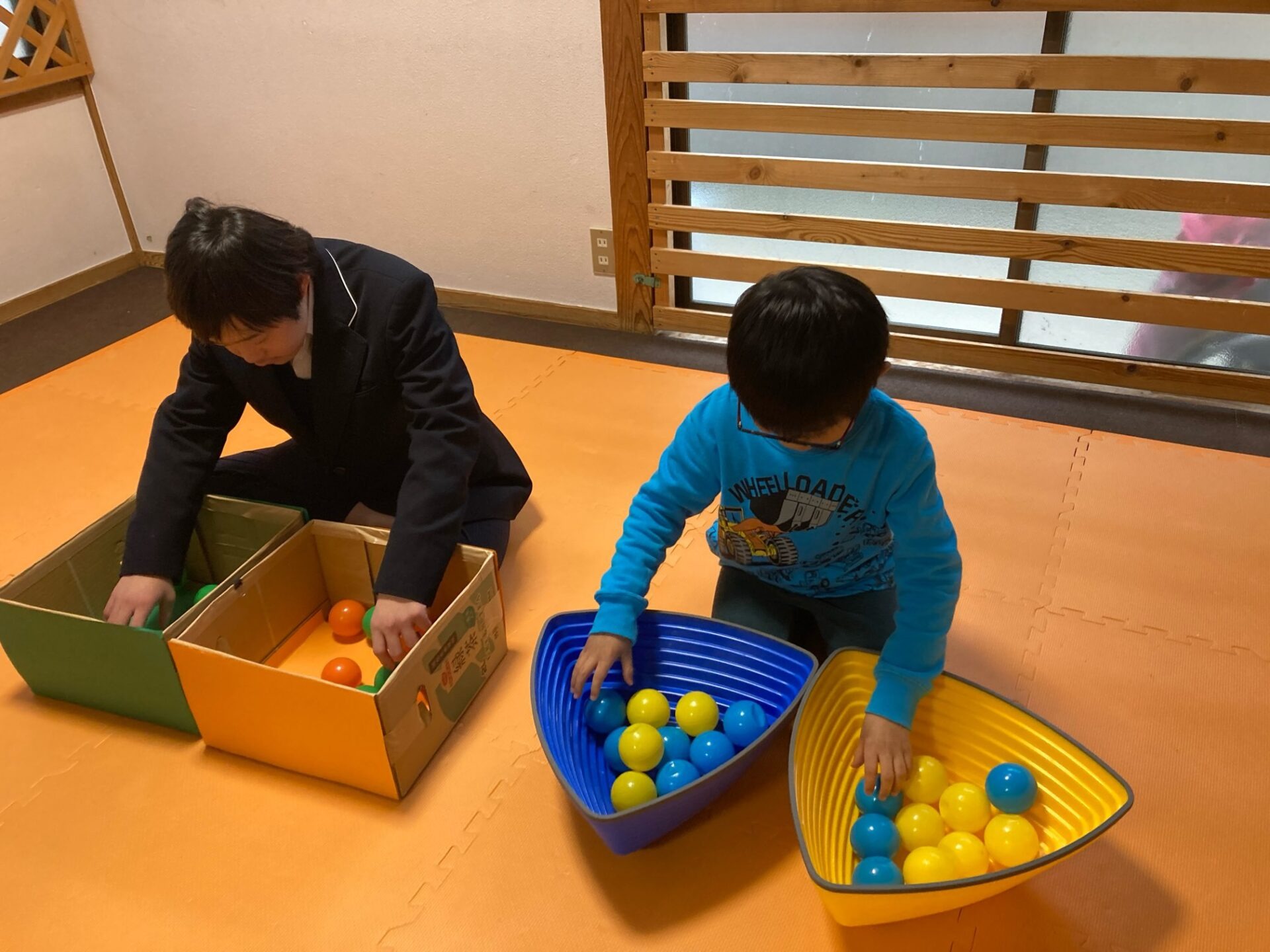 3月10日(月)  両手で色分けゲーム