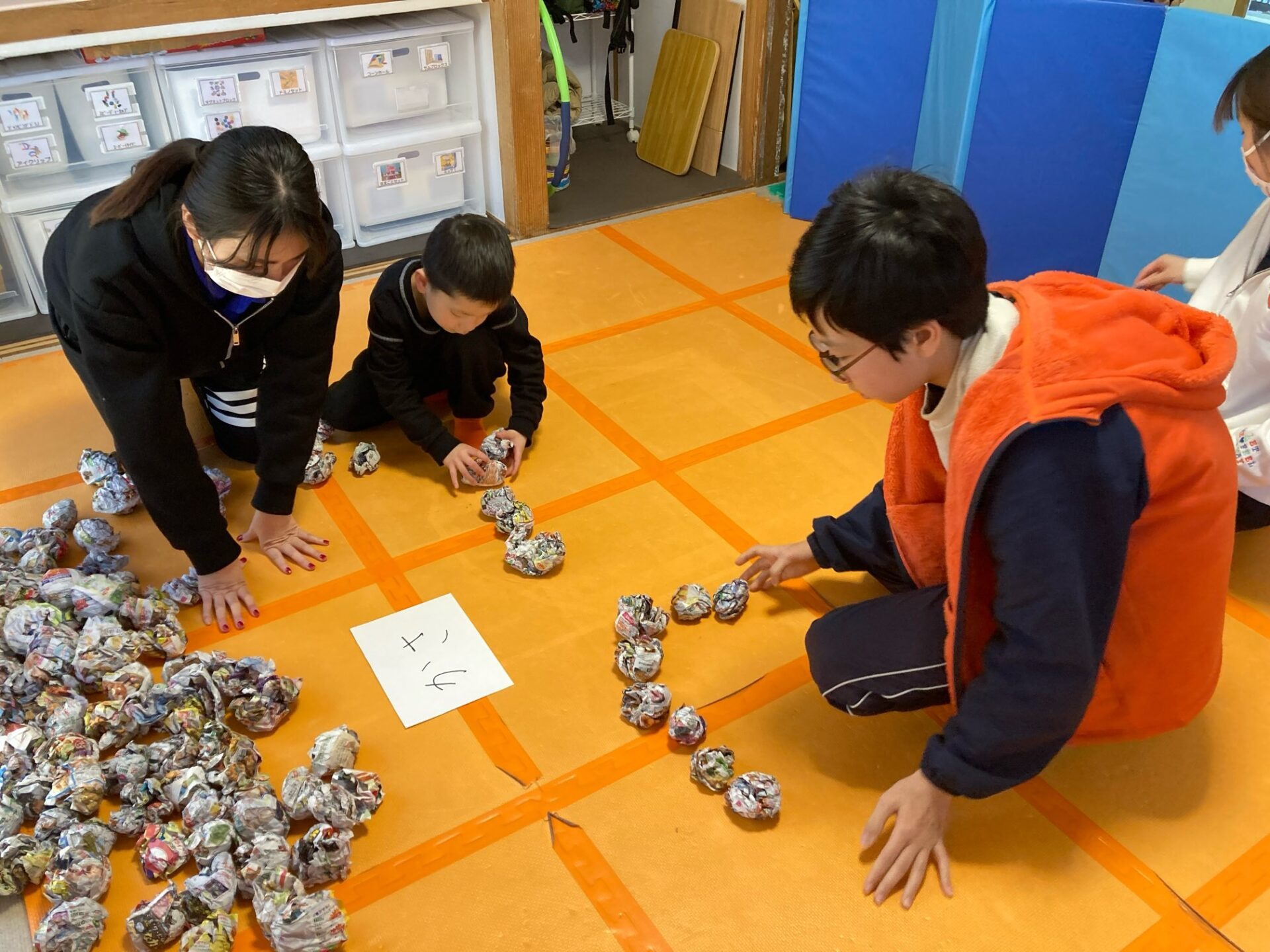 2月18日(水)  新聞紙で文字を作れ！